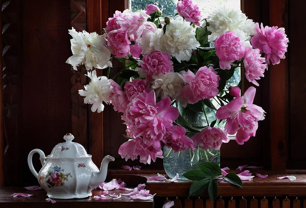 Bouquet de pivoines et théière de brassage — Photo