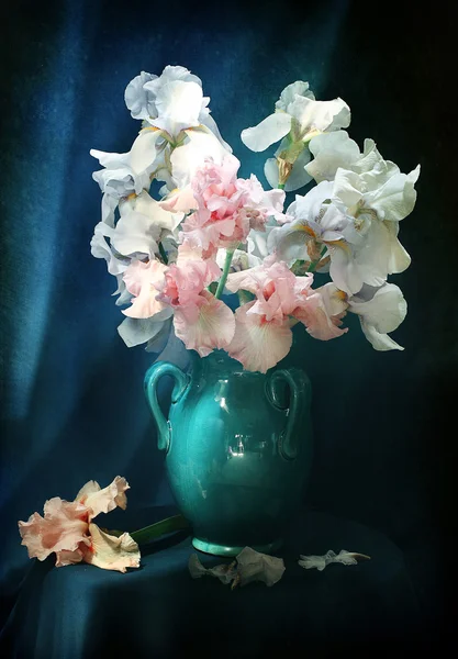 Bouquet of gladioluses in a beautiful jug — Stock Photo, Image