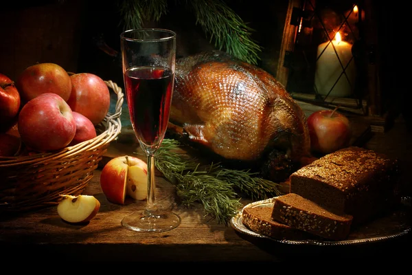 Ganso de Navidad con manzanas y vino — Foto de Stock