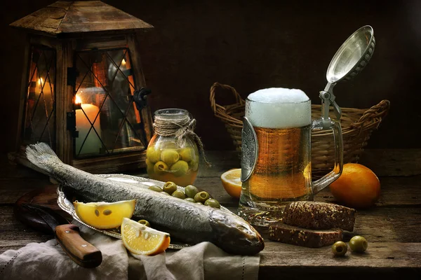 Beer with a trout, a lemon and olives — Stock Photo, Image