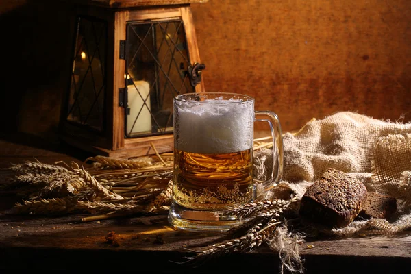 Natureza morta com cerveja, pão e cones — Fotografia de Stock