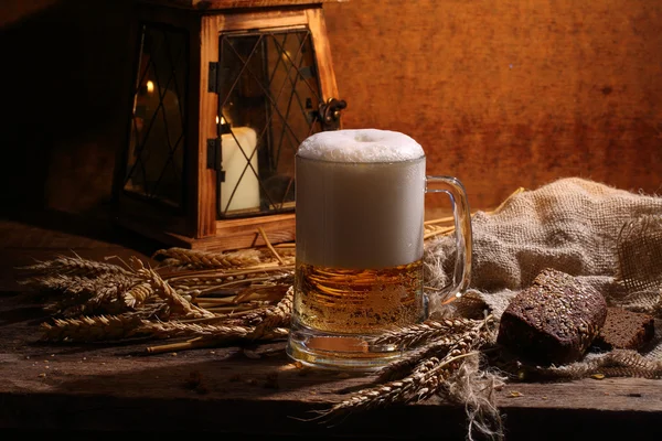 Cerveja em uma caneca transparente — Fotografia de Stock