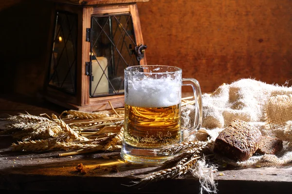 Natureza morta com cerveja, pão e cones — Fotografia de Stock