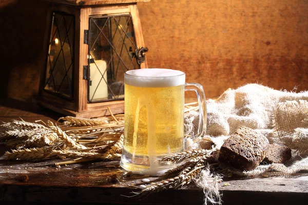 Пиво в прозрачной кружке — стоковое фото