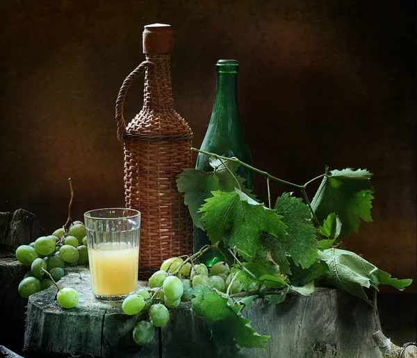 伏特加酒葡萄和一串绿葡萄 — 图库照片