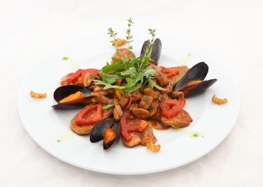 Domates soslu domatesli ve baharat et ile midye