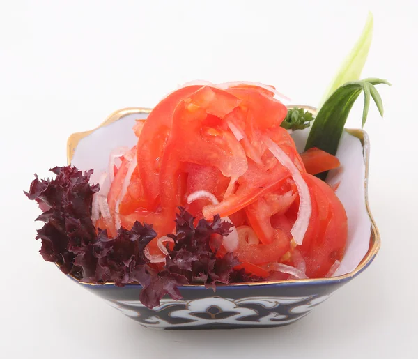 Os tomates de redução com cebolas e folhas de salada — Fotografia de Stock