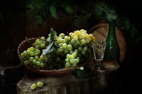 Vodka and grapes — Stock Photo, Image