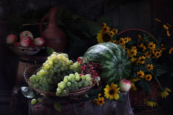 Melon d'eau, raisin, pomme, groseille rouge et bouquet jaune — Photo