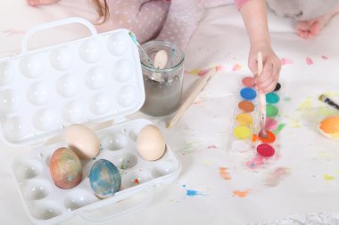 Çocuk yumurta Paskalya tarafından boyalar ile boyar