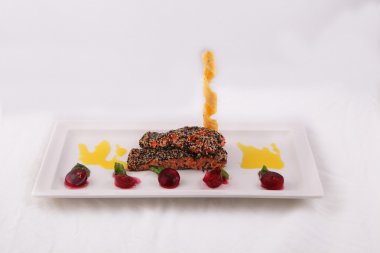 Bir somon Sesamum indicum ve haşhaş, gönderilen zekası parçaları