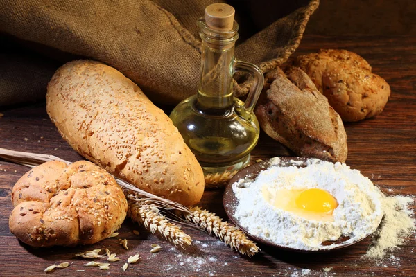Preparación de la prueba para un lote de pan casero, una harina, por ejemplo —  Fotos de Stock