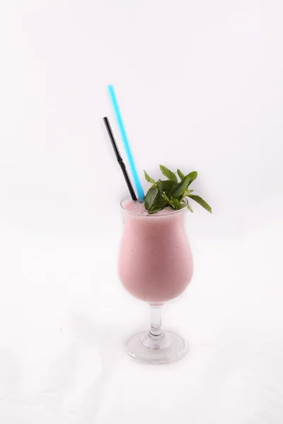 Zuivel - een fruit cocktail versierd met munt — Stockfoto