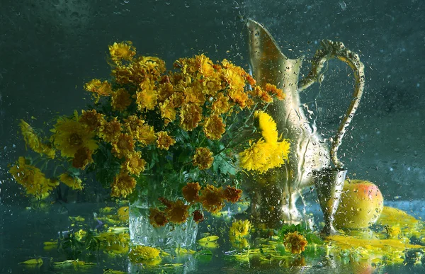 Still-life with an apple, a jug and a bouquet of yellow chrysant — Stock Photo, Image