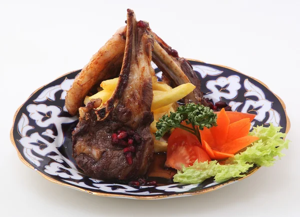 Steak préparé sur un gril soumis avec une pomme de terre et des légumes — Photo