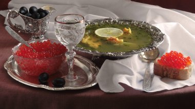 Kulak bir somon ve kırmızı havyar ile bir sandviç