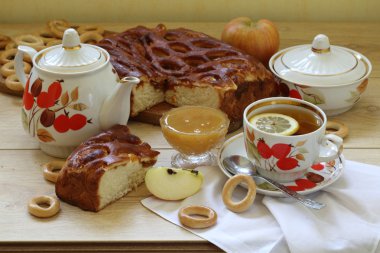 Çay ile natürmort, bir pasta ve ve bir limon