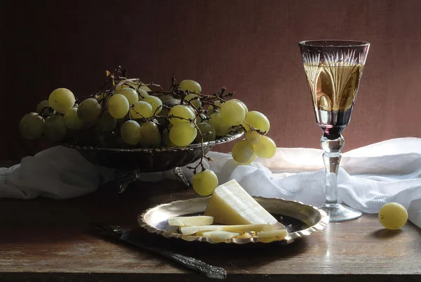 Vino bianco con uva e formaggio — Foto Stock