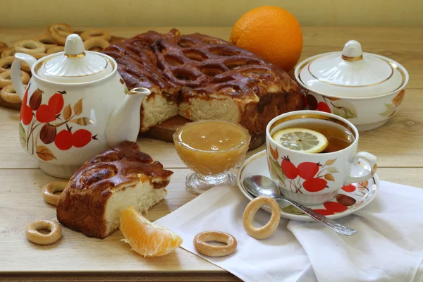 Stillleben mit Tee, Kuchen und Zitrone — Stockfoto