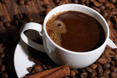 Natürmort gelen kahve beyaz Kupası ve tarçın