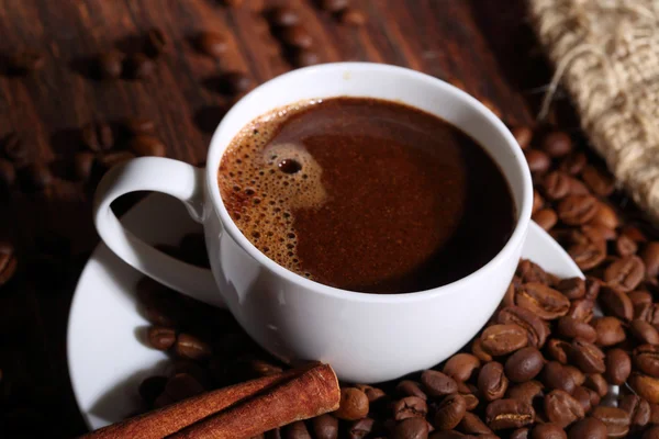 커피의 환경에서 흰색 컵에 계 피와 커피 — 스톡 사진
