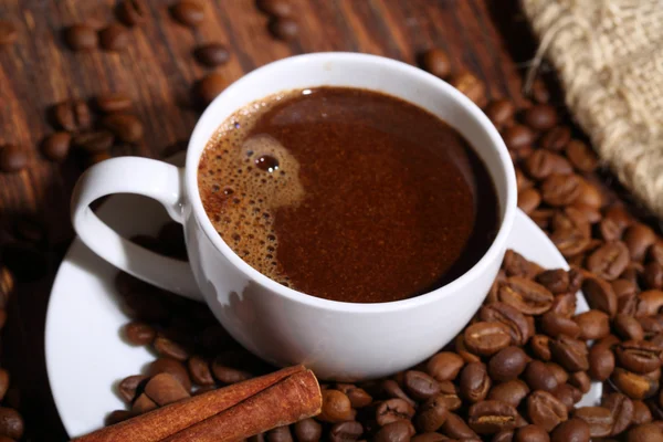 Café con canela en una taza blanca en un ambiente de café — Foto de Stock