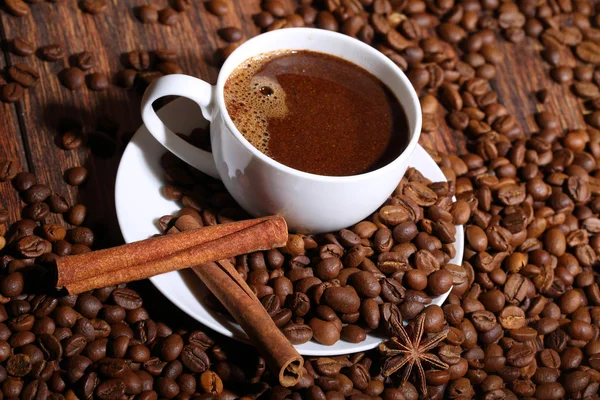 Masih hidup dari kopi dalam cangkir putih, kayu manis dan adas — Stok Foto