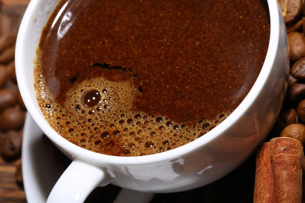 Café com canela em uma xícara branca em um ambiente de café — Fotografia de Stock