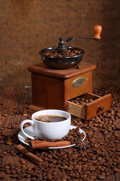 コーヒーの穀物、cinnam の環境で白いカップにコーヒー — ストック写真