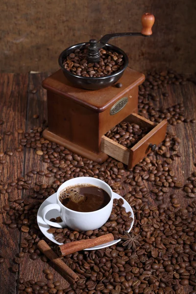 Bodegón de café en una taza blanca, canela, anís y un — Foto de Stock