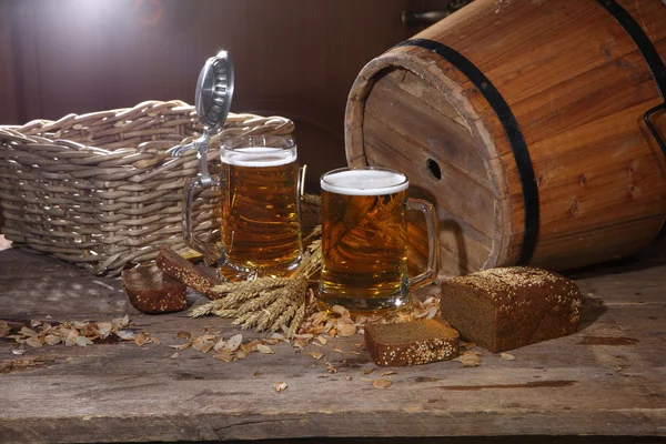 Pivo s pěnou v transparentní hrnek — Stock fotografie