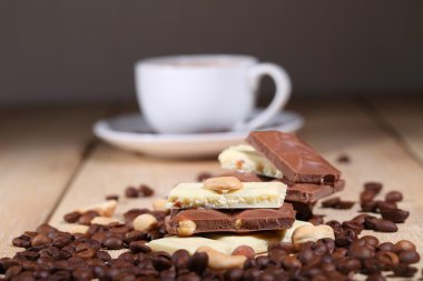 Beyaz çikolata ve kahve dondurma ile