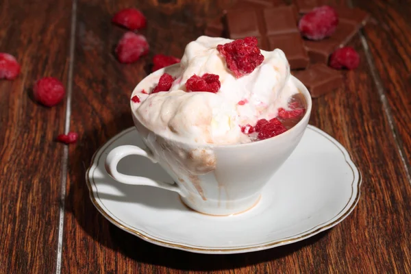 Café com sorvete, migalha de chocolate e framboesa fresca — Fotografia de Stock