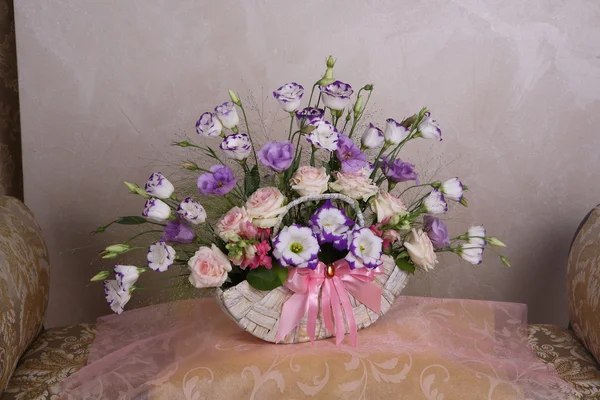 Roses et LISIANTHUS, un bouquet dans un panier — Photo