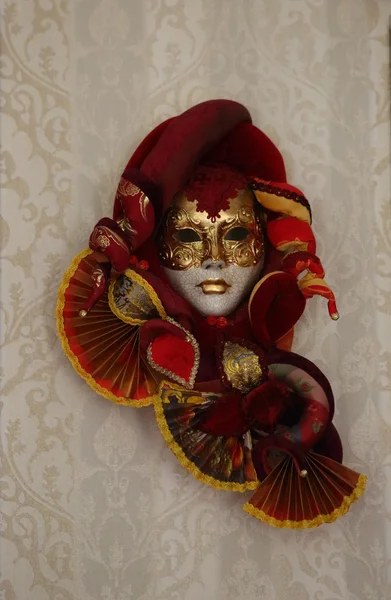 Máscara de Arlekino en tonos rojos — Foto de Stock