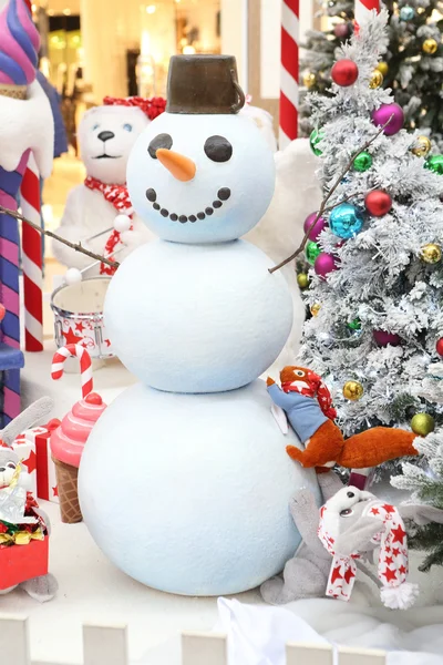 Boneco de neve na pequena cidade de Ano Novo, paisagem — Fotografia de Stock