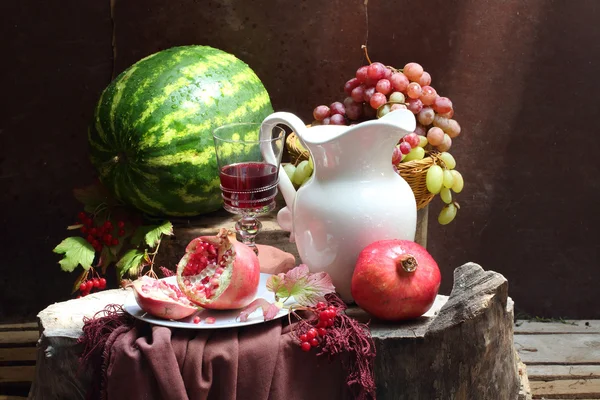 Víno, vinné hrozny, granátové jablko a vodní meloun — Stock fotografie