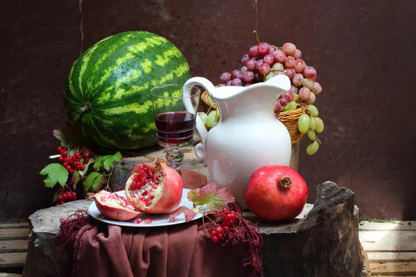 Víno, vinné hrozny, granátové jablko a vodní meloun — Stock fotografie