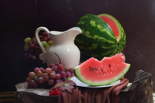 Melon d'eau, raisins, guelder-rose et cruche blanche — Photo