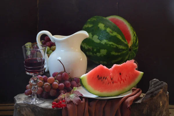 Stillleben mit Wein, einer Wassermelone, Trauben, einer Drossel und — Stockfoto