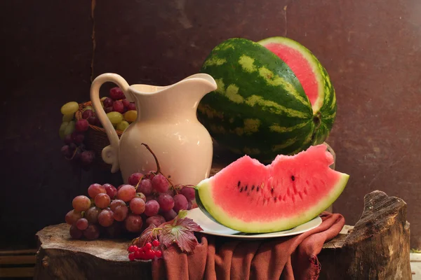 Vodní meloun, hrozny, Kalina rose a bílý džbán — Stock fotografie