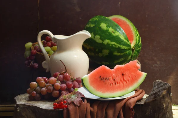 Wassermelone, Trauben, Drosselbeeren und weißer Krug — Stockfoto