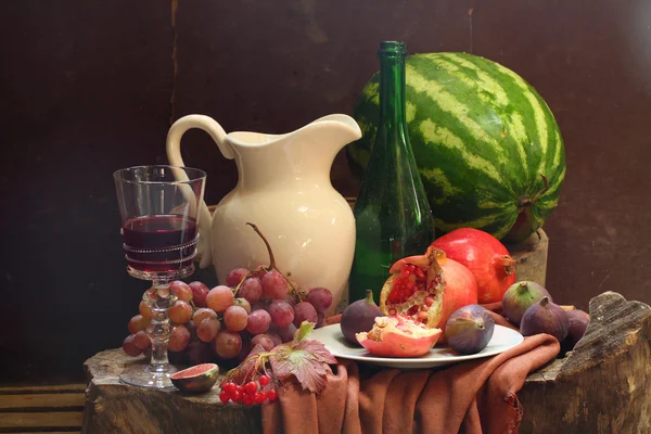 Vino, uvas, granada, higo, sandía y ju blanco — Foto de Stock