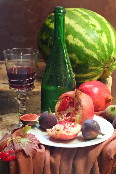 Nature morte avec vin, grenade, figue et melon d'eau — Photo