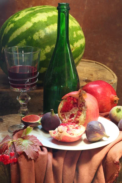 Nature morte avec vin, grenade, figue et melon d'eau — Photo