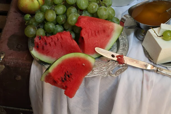 Trauben, Wassermelonen, Käse und Honig — Stockfoto
