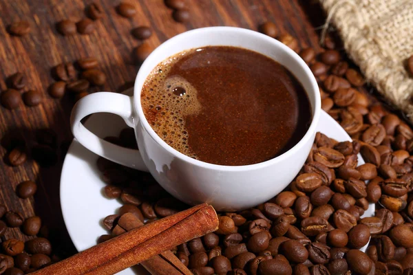 Bodegón de café en una taza blanca y canela — Foto de Stock