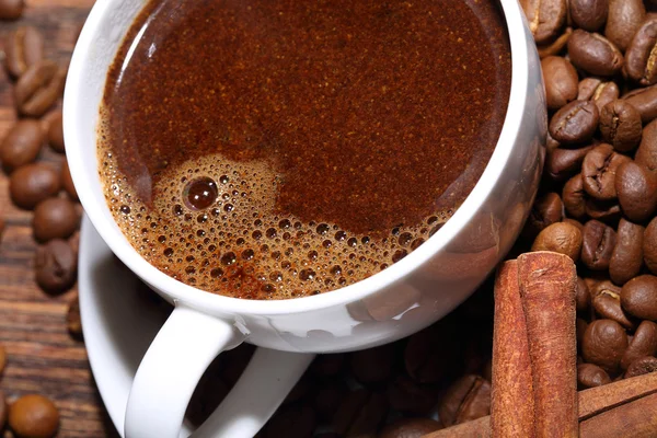 Masih hidup dari kopi dalam cangkir putih dan kayu manis — Stok Foto