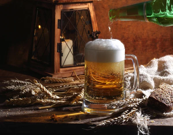 Bier aus der Flasche in einen Becher gießen — Stockfoto