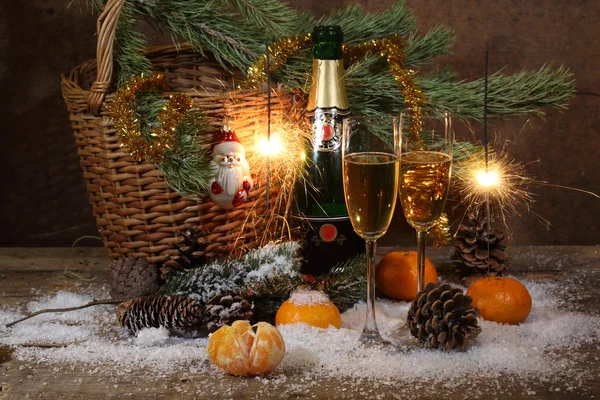 Champagner, Mandarinen, Bengalfeuer und Tannenzweig mit Zapfen — Stockfoto